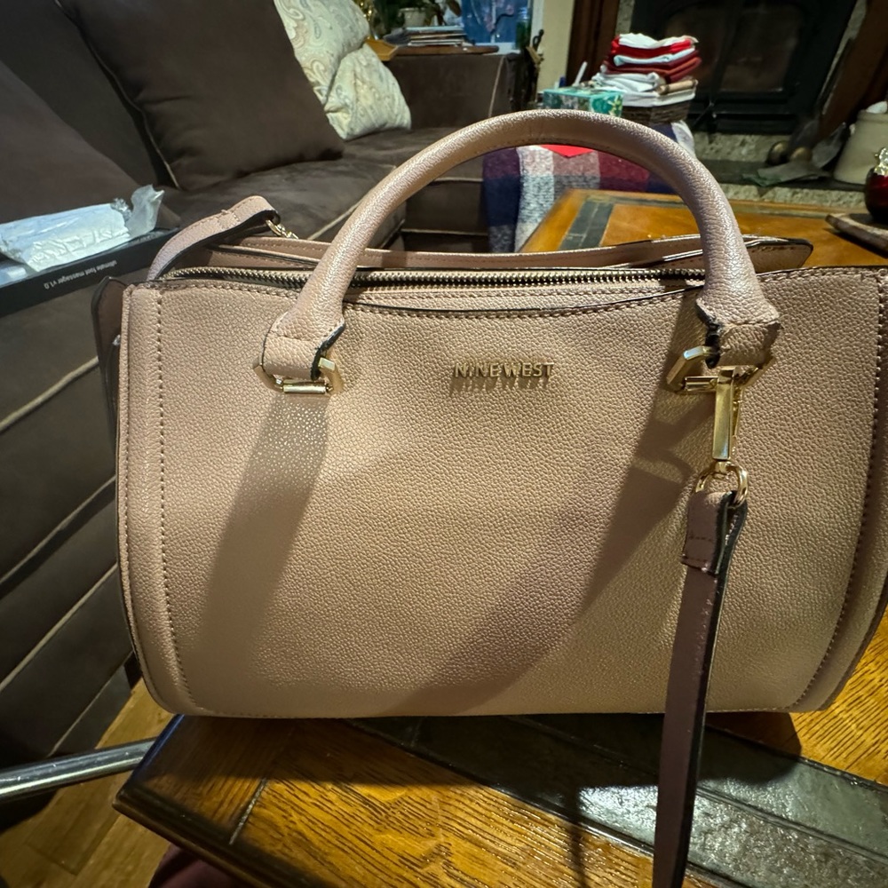 Pre- owned Mauve Nine West Bag in excellent condition .. PRICE DROP